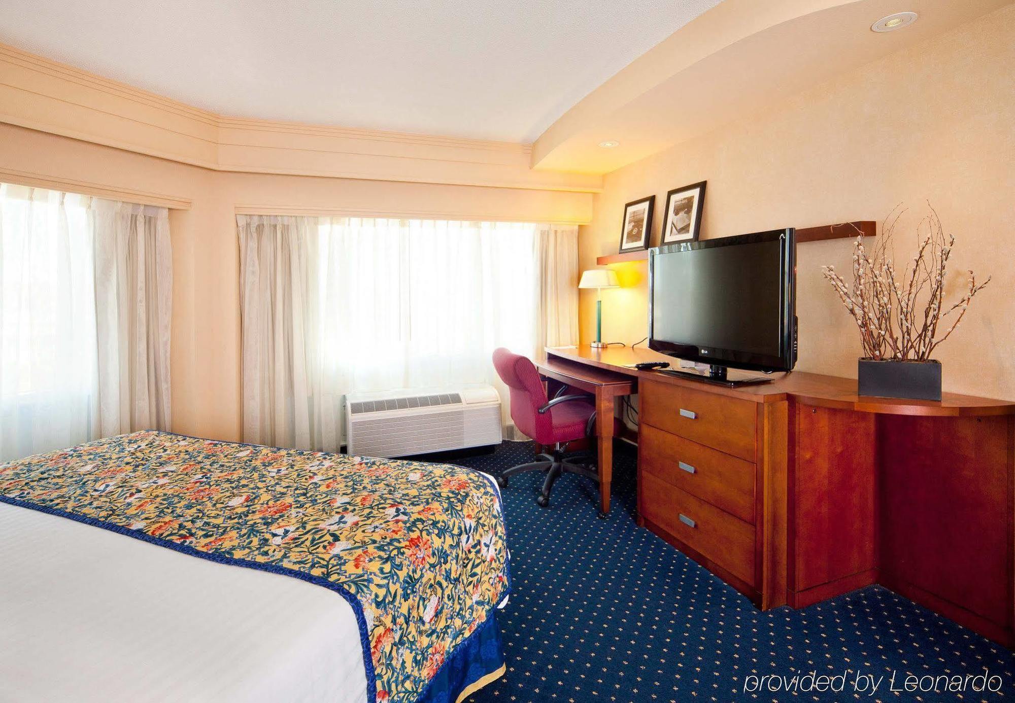 Courtyard By Marriott Fort Smith Downtown Room photo